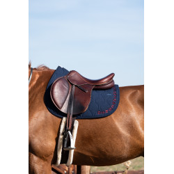 Essentiel Springzadelonderlegger GEM Equitation Marineblauw / bordeaux logo Essentiel Springzadelonderlegger GEM Equitation Marineblauw / bordeaux logo