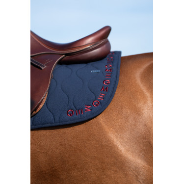 Essentiel Springzadelonderlegger GEM Equitation Marineblauw / bordeaux logo Essentiel Springzadelonderlegger GEM Equitation Marineblauw / bordeaux logo