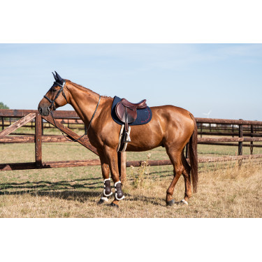 Essentiel Springzadelonderlegger GEM Equitation Marineblauw / bordeaux logo Essentiel Springzadelonderlegger GEM Equitation Marineblauw / bordeaux logo