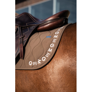 Essentiel Springzadelonderlegger GEM Equitation Tiramisu / ecru logo Bruin