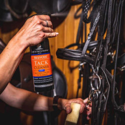 Leerreiniger spray voor paardrijuitrusting