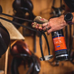 Leerreiniger spray voor paardrijuitrusting