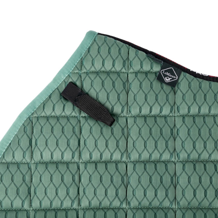 LeMieux Carbon Mesh Close Contact Vierkant Zadeldekje LeMieux Carbon Mesh Close Contact Vierkant Zadeldekje