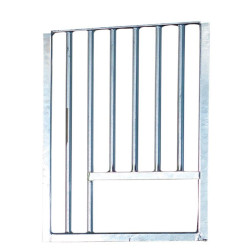 Vast raam met traliewerk en voederopening La Gée