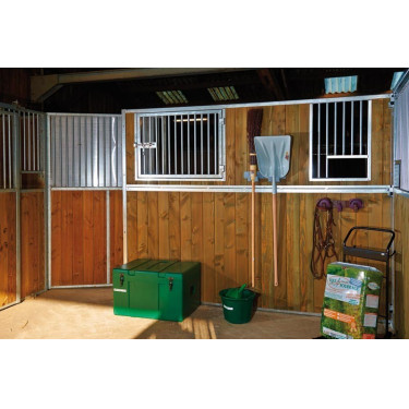 Vast raam met traliewerk en voederopening La Gée